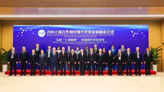 上合组织秘书长弗拉基米尔•诺罗夫:通过杨凌示范区看到现代农业发展的典范 上合组织秘书长弗拉基米尔•诺罗夫:通过杨凌示范区看到现代农业发展的典范